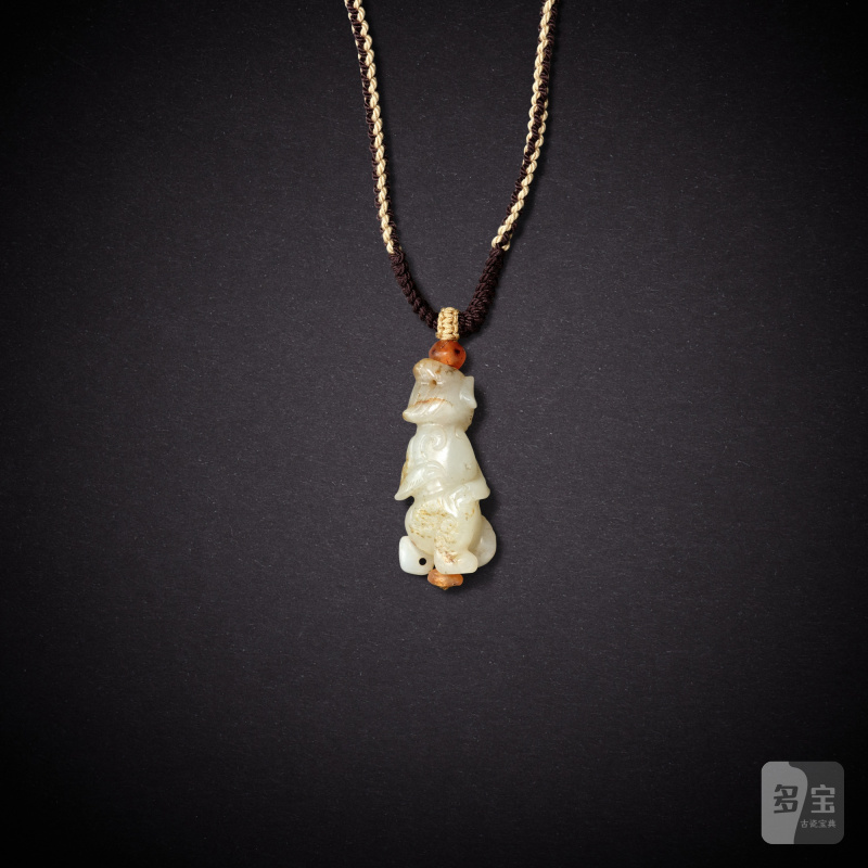 A white jade 'figure' pendant, Liao dynasty | 遼 白玉人像墜 - 图2